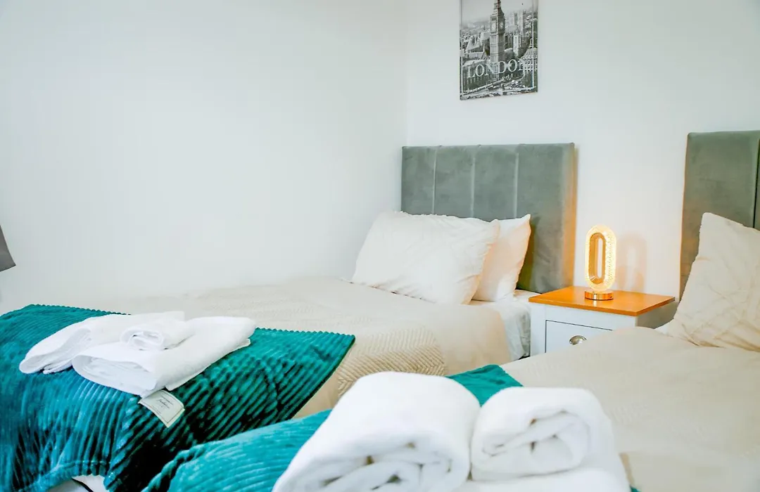 The Wynne House - 3 Bedroom Luxury House With 5 Beds & Free Parking Near City Centre, And A Walking Distance To The Etihad Stadium & Coop Live Arena-1